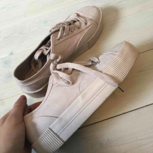  - Jätte fina mocka (ish) skor. Från hm använda 1 gång super fint skick ser helt nya ut. Köpta för 300kr från hm. Köpare står för frakt.