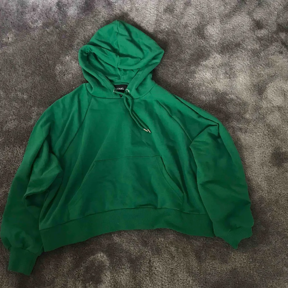 Grön Croppad hoodie från monki. Aldrig använd. Köparen betalar för frakt. . Hoodies.