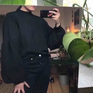  - Svart tröja med ballongärmar från Zara!!! 