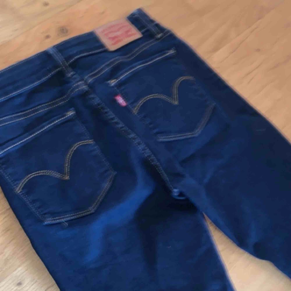 Använda ett fåtal gånger men säljer pga fel storlek. Köparen står för frakt. Jeans & Byxor.