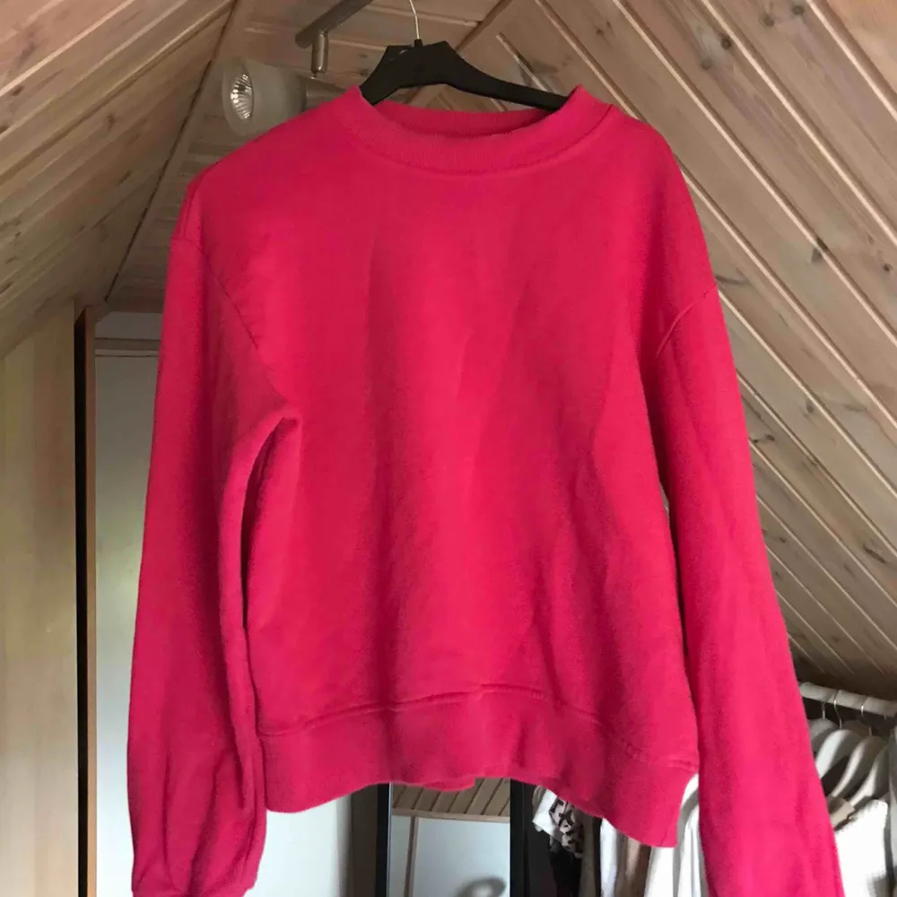 Snygg sweatshirt från NAKD i stark rosa färg. Toppar.