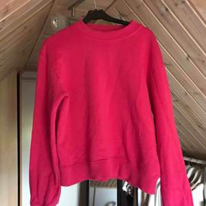 Snygg sweatshirt från NAKD i stark rosa färg