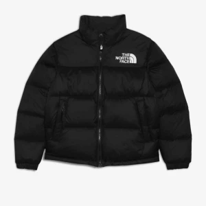  - Sparsamt använd svart The North Face dunjacka säljes då den inte kommer till användning längre. Den är köpt här på plick men väldigt fräsch⚡️ skriv gärna vid intresse och eventuella frågor✨ Köparen står för frakten!! 