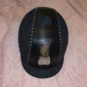  - Ridhjälm köpt på hööks för 1,5 år sedan. Använd fåtal gånger. Sammet med bling och strass stenar. Priset kan diskuteras! Frakt tillkommer!