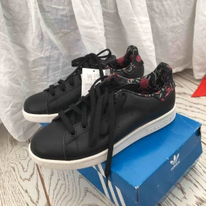  - Aldrig använda stans Smiths från adidas i storlek 36! Kostade 1099 vid inköp, frakt tillkommer