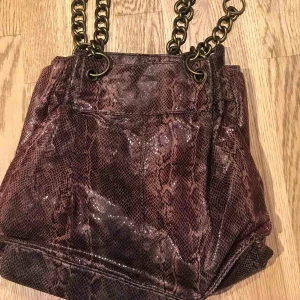  - Cool väska i ormprägel med kedjehandtag 