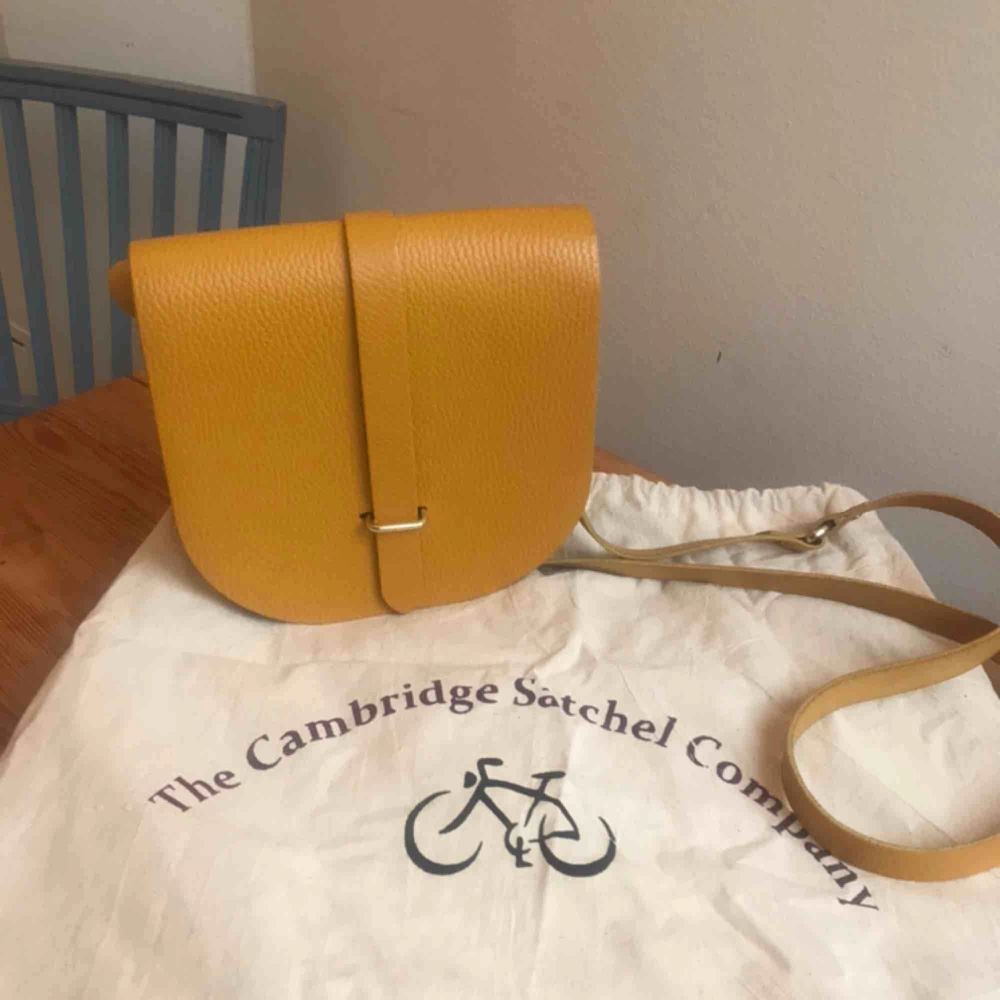 Väska från Cambridge satchel Company i läder. Kostar ungefär 170£ som ny. Fin skick.. Väskor.
