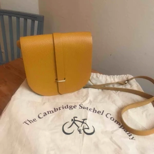  - Väska från Cambridge satchel Company i läder. Kostar ungefär 170£ som ny. Fin skick.