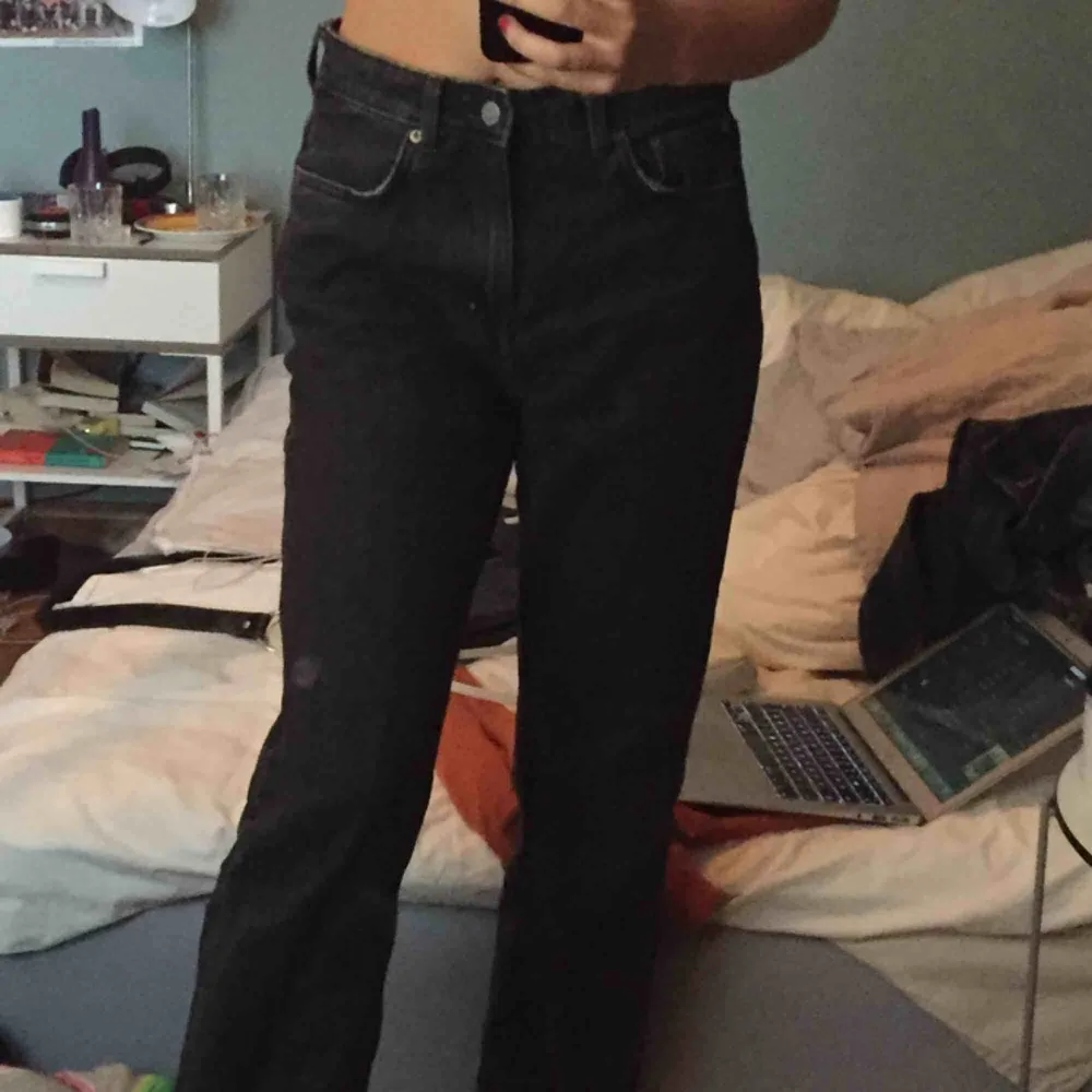 Ett par grå/svarta weekday jeans i modellen Voyage! Säljer på grund av att dem är lite för stora i midjan🥰. Jeans & Byxor.
