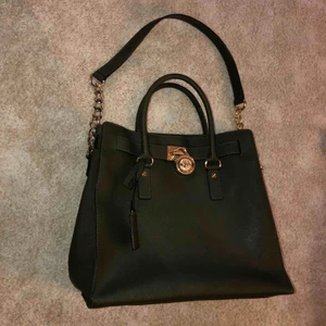 Michel kors -  Äkta helt oanvänd Michael Kors Hamilton Large Saffiano Leather Tote Dark Green eller Gooseberry Shoulder Bag Measurements: 14"L x 6.25"W x 13"H  Köpt i Norge men aldrig använd!   Kan mötas upp i Västerås eller skickad men köparen står för frakt! 
