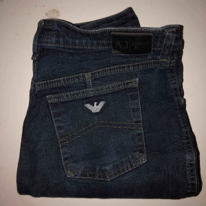  - Ett para mörkare blå Armani jeans, hör av dig för frågor om passform osv👌🏼