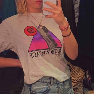  - snygg t-shirt från Pull&bear. Använd ca 3 gånger. 