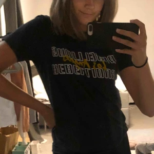  - En snygg enkel t-shirt från gina, köpare står för frakt, kan sänka pris för snabb affär