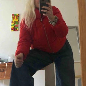  - Puffffjacka nu till vintern o den syyyyns, helt röd o clean 