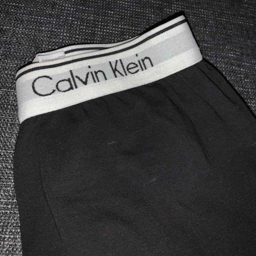 Säljer ett par Calvin Klien leggins i nyskick då storleken var för liten för mig. Aldrig använda!! . Jeans & Byxor.