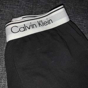Säljer ett par Calvin Klien leggins i nyskick då storleken var för liten för mig. Aldrig använda!! 
