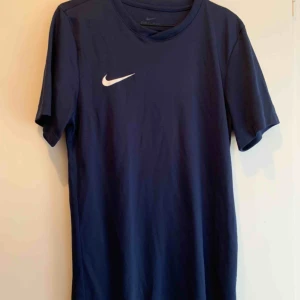  - Stadium sports camp dans nike tröjor. Knappt använda. Ganska stor i storleken så skulle kunna va som M. 70 kr styck eller båda för 120 kr. Vet inte frakten just nu men kan ta reda på det om någon vill få den fraktad. Frakten ingår inte i priset isåfall.