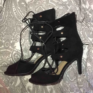  - använda endast 1 gång i cirka 40 minuter, så iprincip helt nya.  Säljes pga för stora för mig som har storlek 36. 9 cm klack, kan lämnas i Liljeholmen eller Tc 