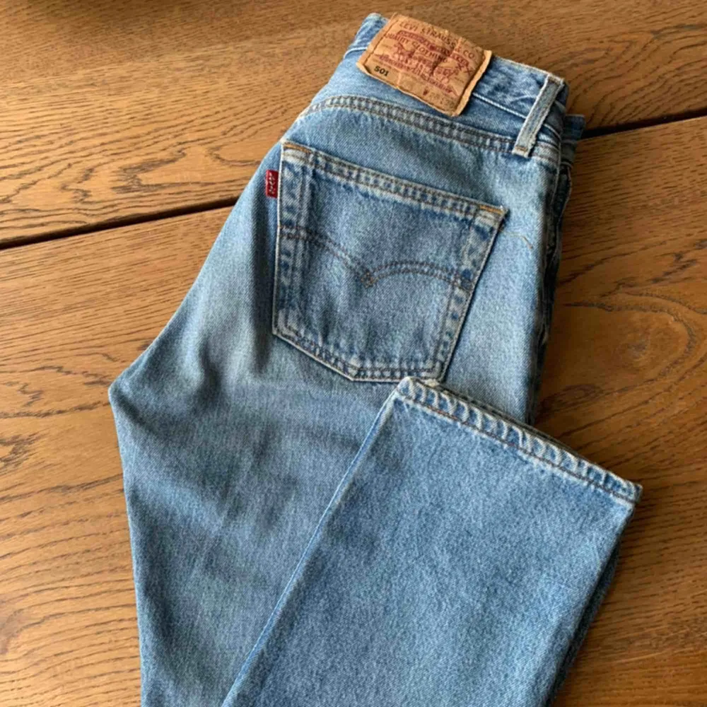 Vintage Levis 501 jeans inköpta här på plick. Tyvärr passade dem inte mig och säljer därför dem. Sååå snygg tvätt. Passformen på modellen är magisk. Frakt på 65kr tillkommer. . Jeans & Byxor.