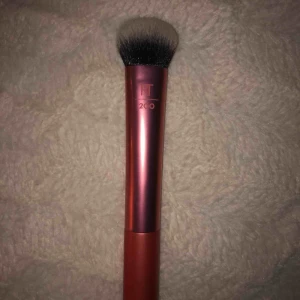  - Oanvänd sminkborste från real techniques ”expert face brush” nr 200. Säljer pga har redan en likadan.