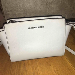  - Blå fin nyans.  Googla upp den för fler bilder!  Äkta. Super fin med axelrem och får plats mycket i den!  Säljes pga använd en gång och ska flytta nu :)