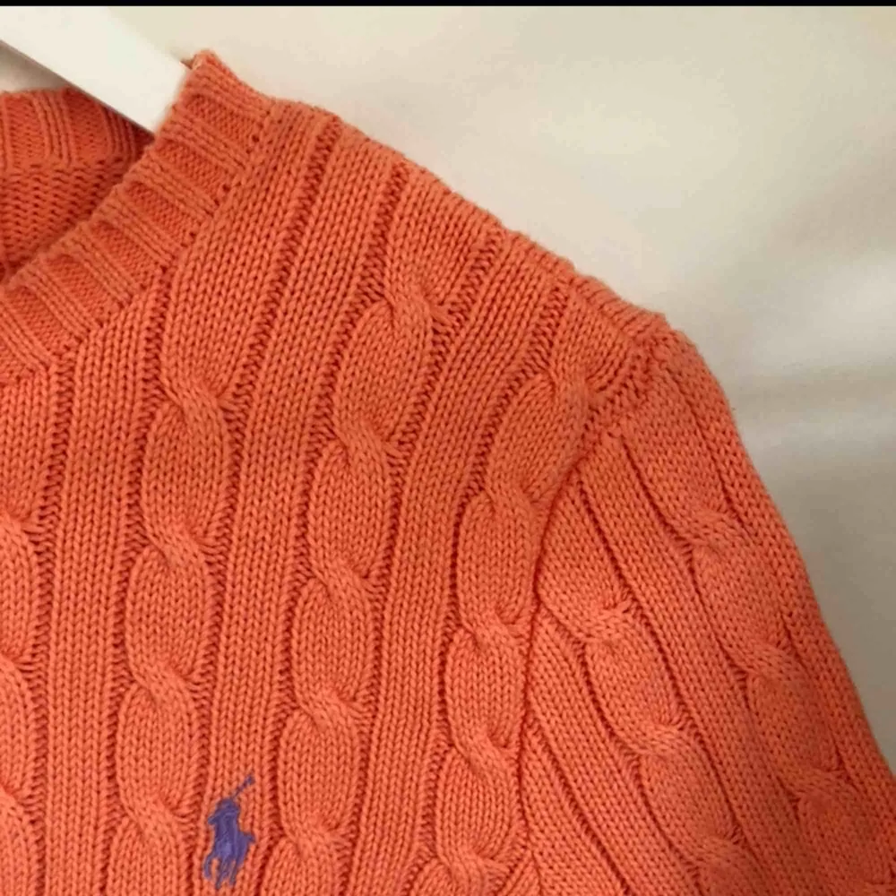 Kabelstickad tröja ifrån Ralph Lauren, nästan aldrig använd så den är i nyskick. Frakt tillkommer! . Tröjor & Koftor.