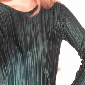  - Plisserad blus i Emeraldgrön färg med öppen rygg! Använd endast en gång så i helt nyskick! Köparen står för eventuell frakt ❤️