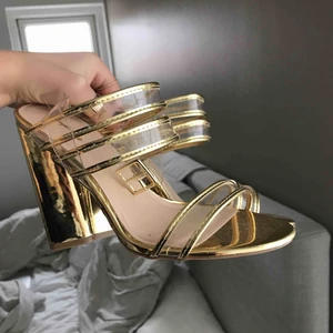 - Sjukt snygga 🥿 skor från Junkyard i guld😍 Har inte fått användning för dessa så därför säljer jag dom👍🏻