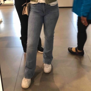  - Blåa bootcut från Gina tricot, frakt ingår i priset 