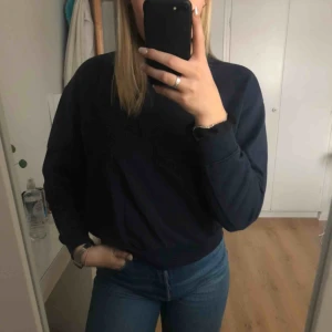  - Sweatshirt från weekday, mörkblå och mycket härlig! 