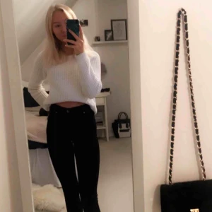  - Vit stickad tröja från Crocker. Mycket bra skick, endast lite skrynklig från garderoben. Passformen är mycket bra då den sitter lite tajtare