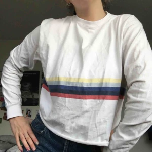  - Denna gör ont att sälja! Supermjuk och mysig avklippt tjocktröja från Brandy Melville. Kvalitén är super och säljer den för mer än hälften av utgångspriset (400 kr). Passar perfa till dig med skate och/eller 80-tals-stil! 