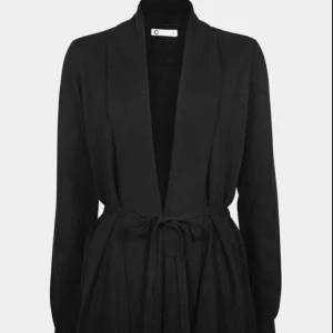  - Kofta med snöre i midjan