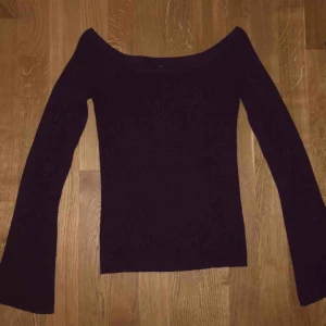  - Stickad off-shoulder tröja!! Kan mötas upp i Linköping eller frakta, köparen står för frakten 😙😙