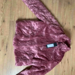  - Fake-päls jacka i en underbar rosa färg! Köpte fel storlek så den är aldrig använd, så den är i nyskick! Färgen på jackan syns bäst på första två bilderna, ljuset på sista bilden är lite mörkt. Nypris 899kr, mitt pris 400kr. Frakt tillkommer😊