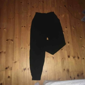  - Svarta cargobyxor. Använd ett fåtal gånger