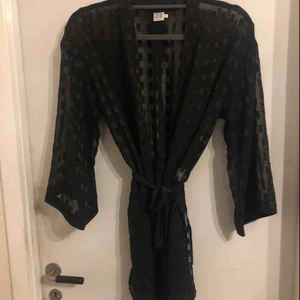  - Jättesnygg fest-kimono säljes i fint skick. Strl: M men upplever den mer som one size. 