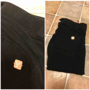  - Freddy Wr Up - byxor. Låg midja, ankellängd.  Litet hål som är lagat snabbt, går att laga snyggare givetvis. 