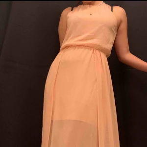  - Söt klänning från bikbok, sparsamt använd men finns dock lite fläckar som inte går bort så vitt jag vet, där av priset (se bild 3)