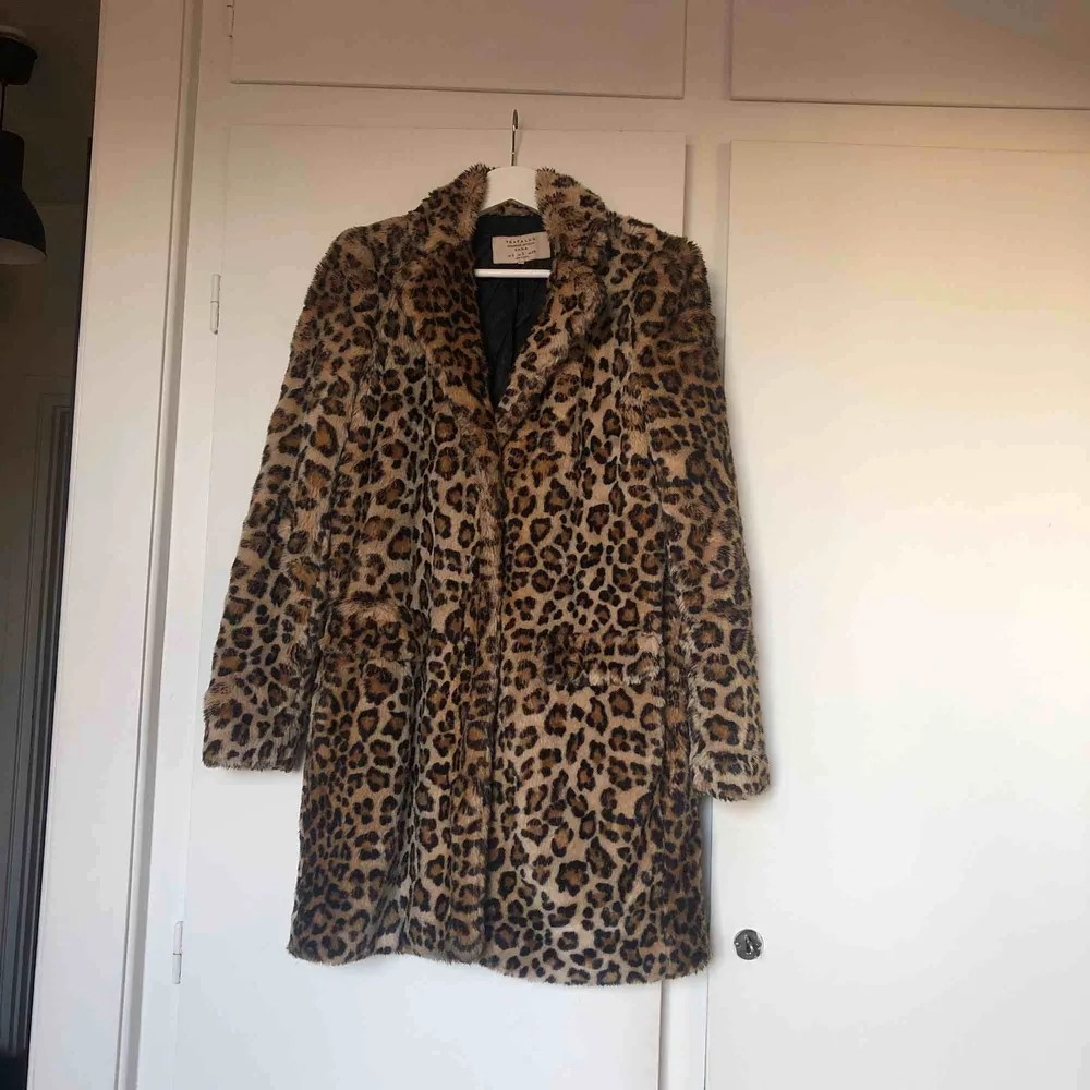 Leopard faux fur kappa från Zara. Går till strax över knäna på mig som är 1,67 lång. Använd men hel och i gott skick! Tre svarta knappar fram, fickor på sidorna, asfin. Frakten tillkommer om den ska skickas, kan annars mötas upp! ✨🐆. Jackor.