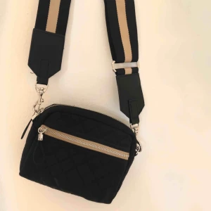  - Axelremsväska köpt på Lindex. Väskrem ingår! 