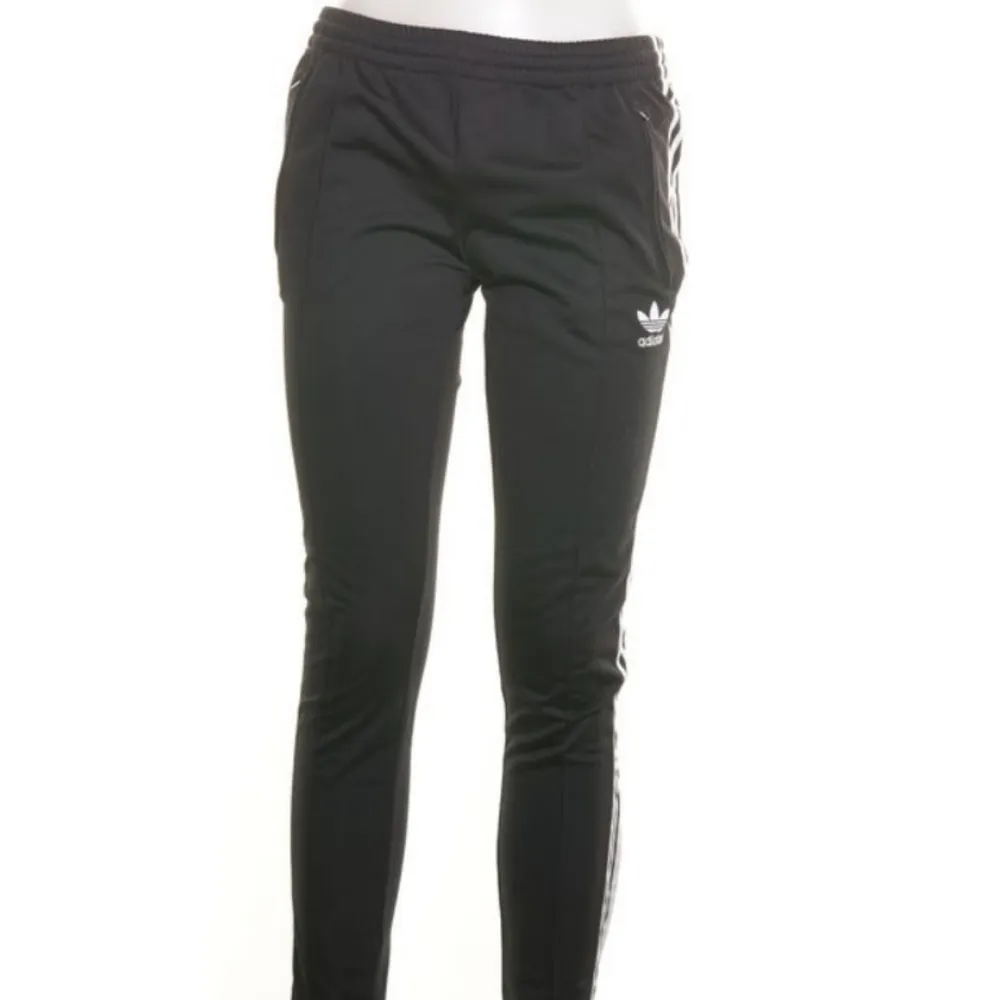 Träningsbyxor, joggingbyxor från Adidas Svarta med vita detaljer Fint skick. Jeans & Byxor.
