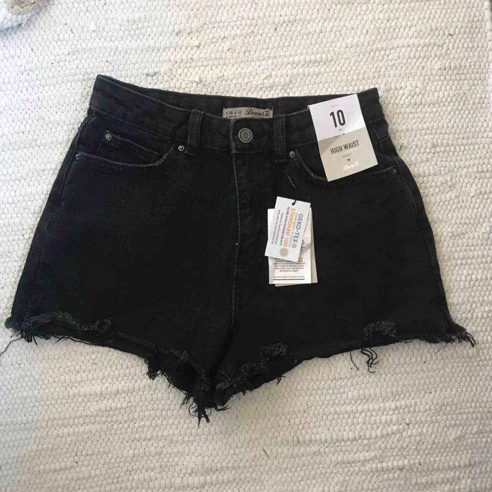 köpta från primark london tidigare iår. alldeles för stora för mig som är en 36/38. högmidjade med mom modell^^. Shorts.