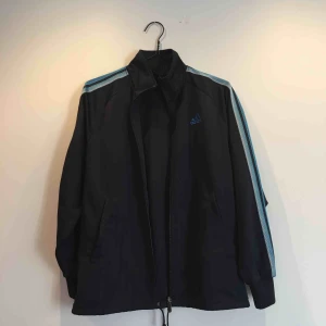  - Adidas vintage träningsjacka köpt på secondhand i Amsterdam.   Eventuell frakt betalas av köparen. 