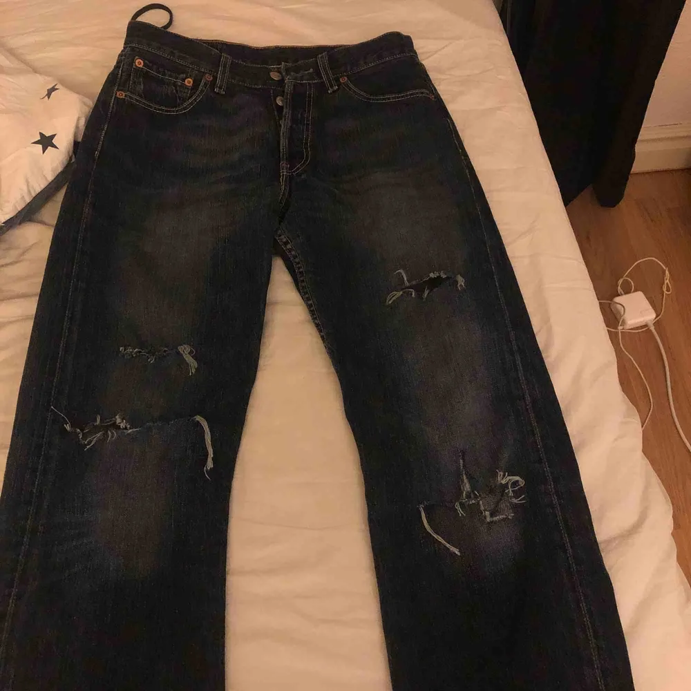 Slitna Levis jeans, lite ”pösiga” i modellen. Finns i Falun men kan skickas💖😋😛. Jeans & Byxor.