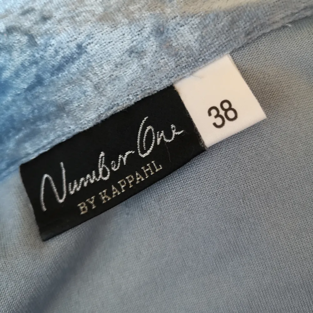 Superfin babyblå sammetsskjorta från gamla kappahl, förmodligen 90-tal. I fint begagnat skick! Frakten för denna ligger på 66 kr, samfraktar gärna! 😌👍. Skjortor.