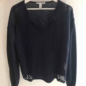  - En superfin marinblå tröja som passar både till fest och vardags. Använd ett fåtal gånger och är därav i nyskick. 