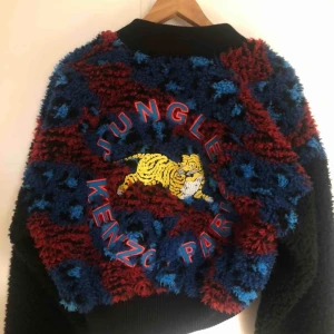  - Säljer min kenzo x hm jacka i storlek 38.  Super fint skick använd fåtal gånger. Skriv gärna om funderingar eller om du vill ha mer bilder 💜