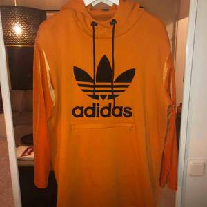Orange hoodie med plyschärmar från Adidas, strl. M Aldrig använd ✨ Nypris runt 800-900:- 💸 Finns i Rimbo📍Annars står köparen för frakten 💌