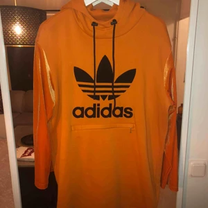  - Orange hoodie med plyschärmar från Adidas, strl. M Aldrig använd ✨ Nypris runt 800-900:- 💸 Finns i Rimbo📍Annars står köparen för frakten 💌